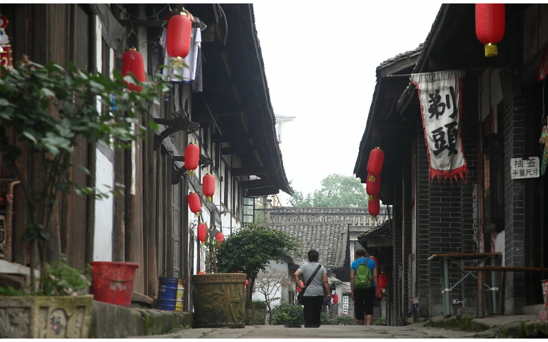 纯电新车定名 MEGA，定位超 50 万元，还把「ChatGPT」搬进了车里